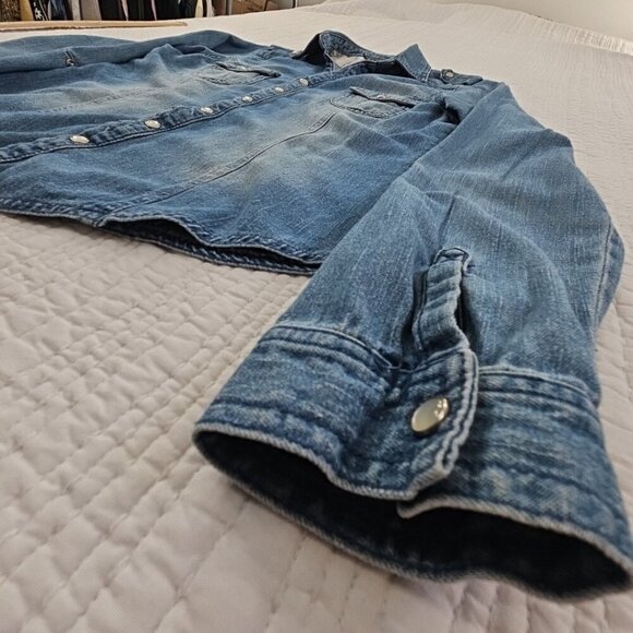Passport Medium Wash Denim Shirt Women's Medium Pearl Snap Buttons EUC Western - Picture 3 of 14